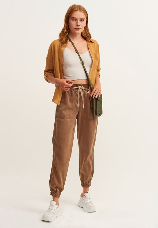  Yumuşak Dokulu Jogger Pantolon ve Crop Top Kombini  