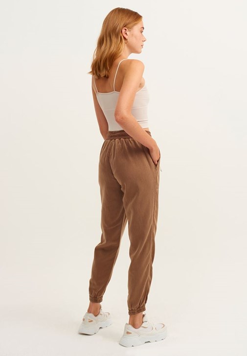  Yumuşak Dokulu Jogger Pantolon ve Crop Top Kombini  