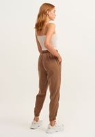  Yumuşak Dokulu Jogger Pantolon ve Crop Top Kombini  