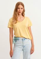 Bayan Sarı Yırtmaç Detaylı V Yaka Tişört