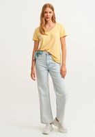 Bayan Sarı Yırtmaç Detaylı V Yaka Tişört