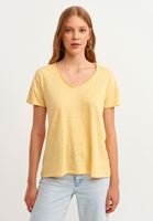 Bayan Sarı Yırtmaç Detaylı V Yaka Tişört