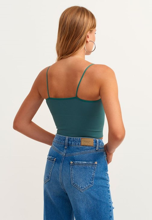 Crop Top ve Slim-Fit Pantolon Kombini