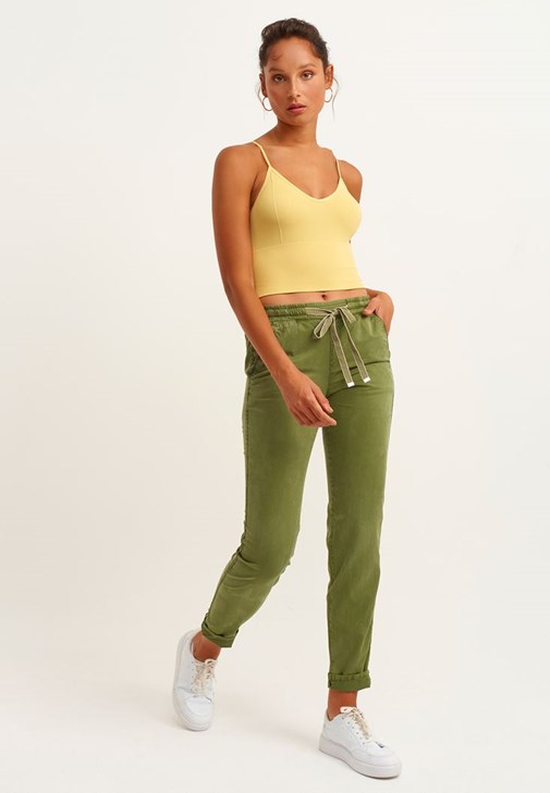 Dikişsiz Crop ve Bağcıklı Pantolon Kombini