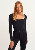 Bayan Siyah Kare Yaka Uzun Kollu Tişört