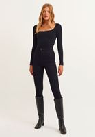 Bayan Siyah Kare Yaka Uzun Kollu Tişört