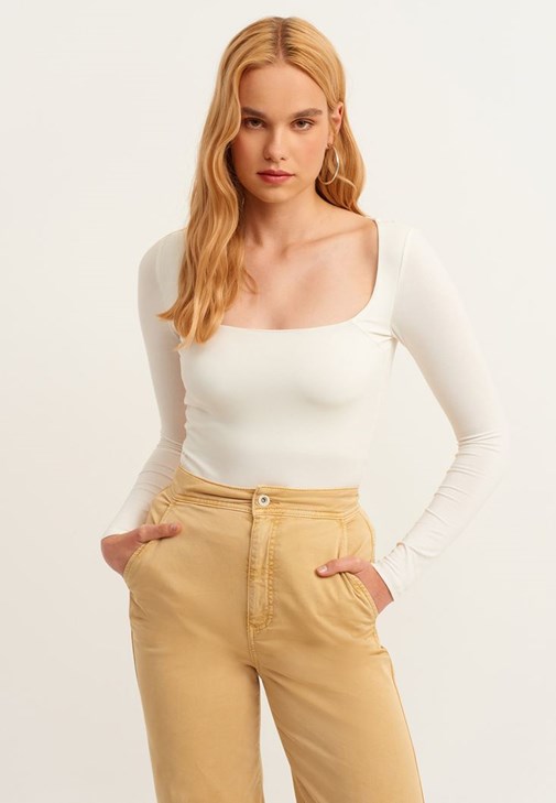 Kare Yaka Uzun Kollu Tişört ve Wide-Leg Pantolon Kombini