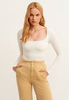 Kare Yaka Uzun Kollu Tişört ve Wide-Leg Pantolon Kombini