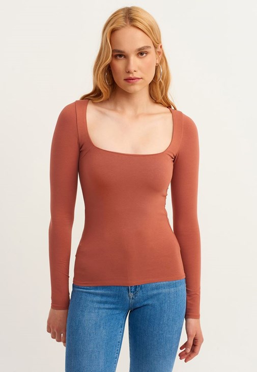 Kare Yaka Tişört ve Denim Pantolon Kombini