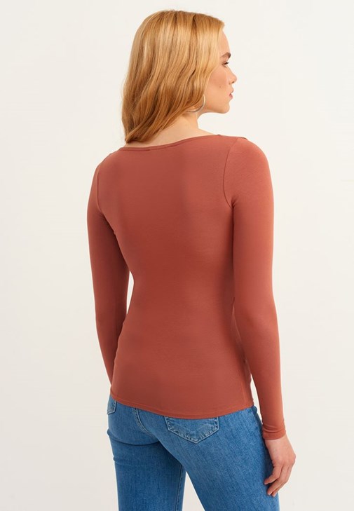 Kare Yaka Tişört ve Denim Pantolon Kombini