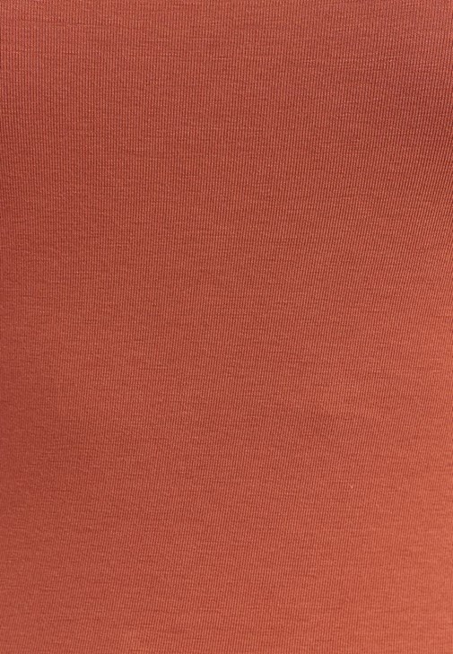 Kare Yaka Tişört ve Denim Pantolon Kombini