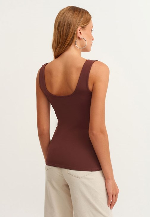 Kare Yaka Atlet ve Wide-Leg Kadife Pantolon Kombini