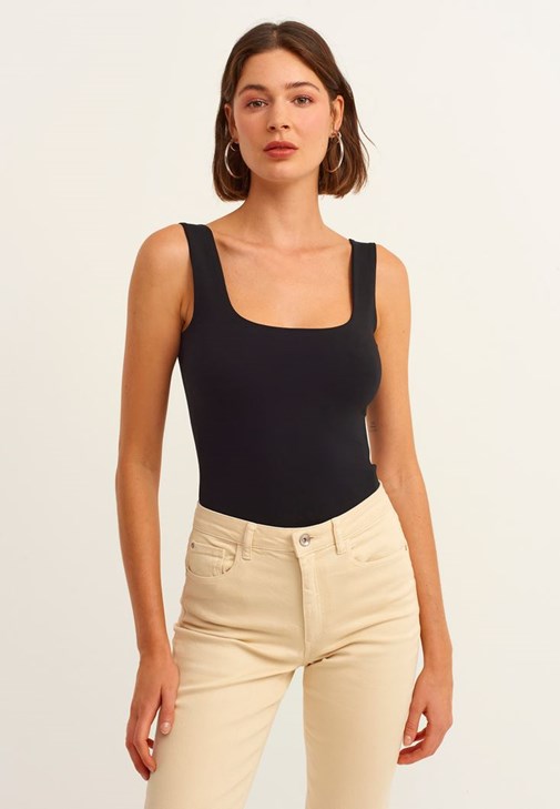 Kare Yaka Atlet ve Toparlayıcı Etkili Skinny Pantolon Kombini