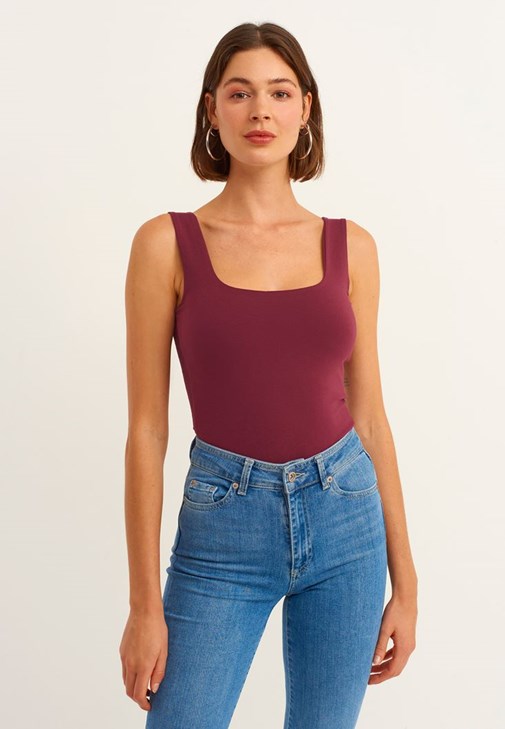  Esnek Dokulu Atlet ve Denim Pantolon Kombini