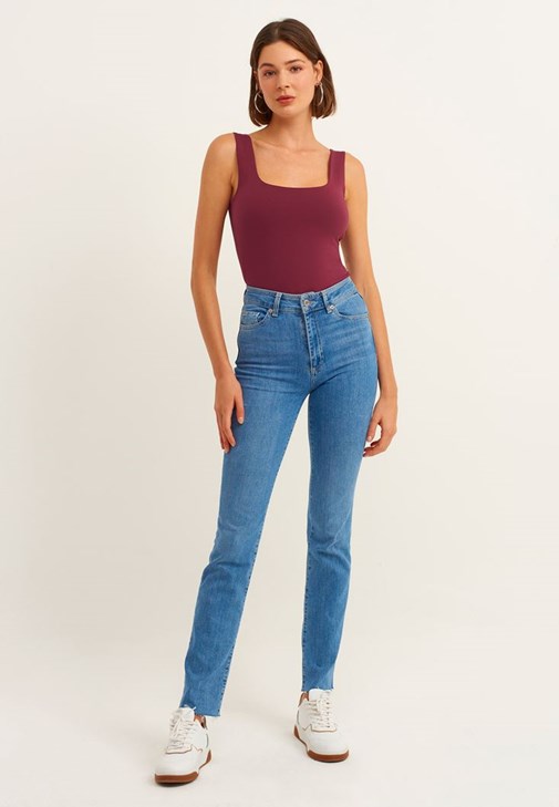  Esnek Dokulu Atlet ve Denim Pantolon Kombini