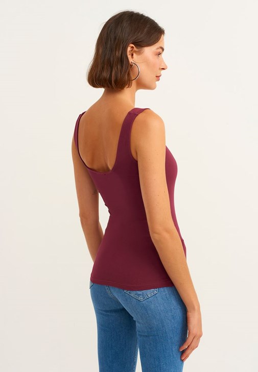  Esnek Dokulu Atlet ve Denim Pantolon Kombini