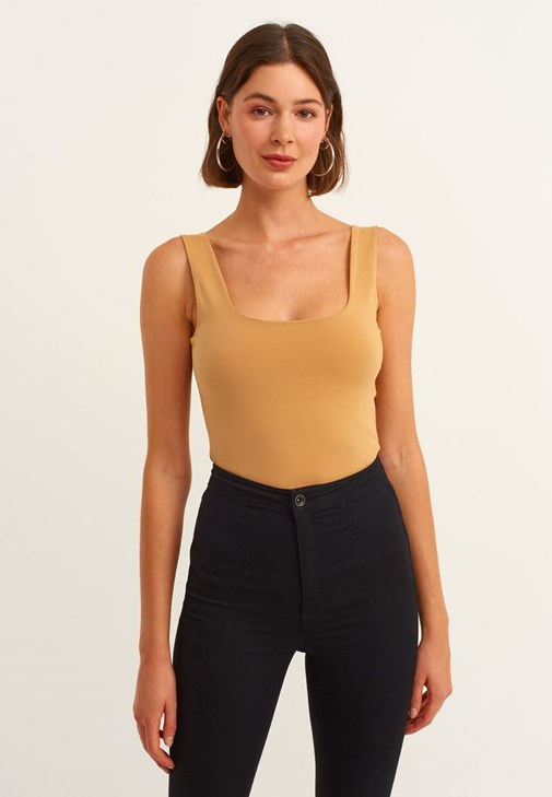 Kare Yaka Atlet ve Skinny Pantolon Kombini