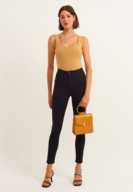 Kare Yaka Atlet ve Skinny Pantolon Kombini