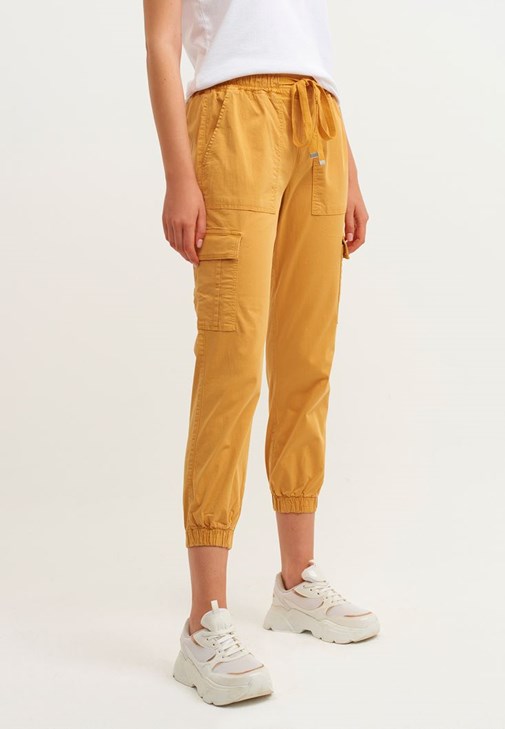 V-Neck Triko ve Kargo Jogger Pantolon Kombini