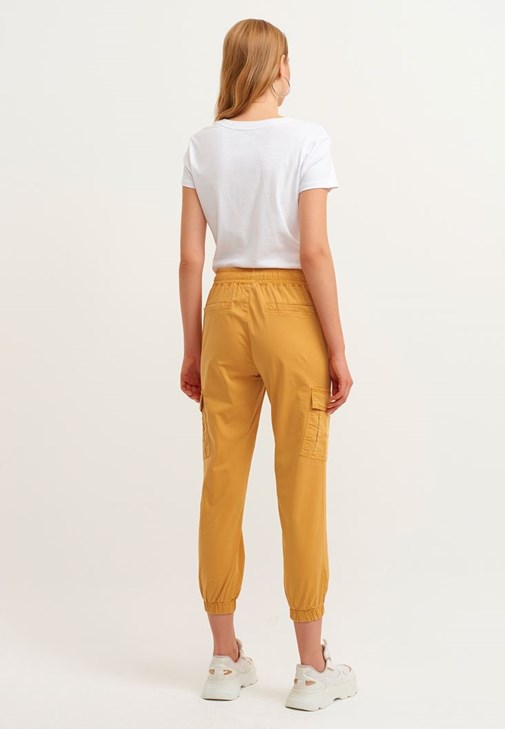 V-Neck Triko ve Kargo Jogger Pantolon Kombini