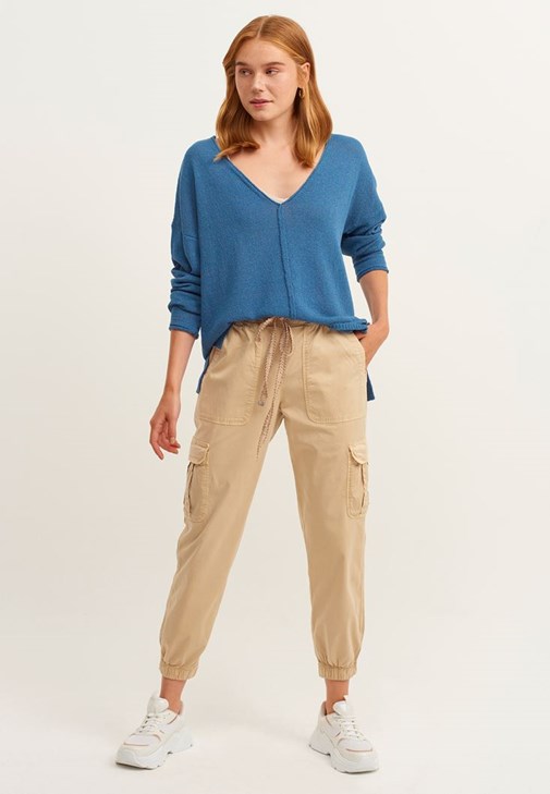 Pamuklu V-Neck Tişört ve  Kargo Jogger Pantolon Kombini