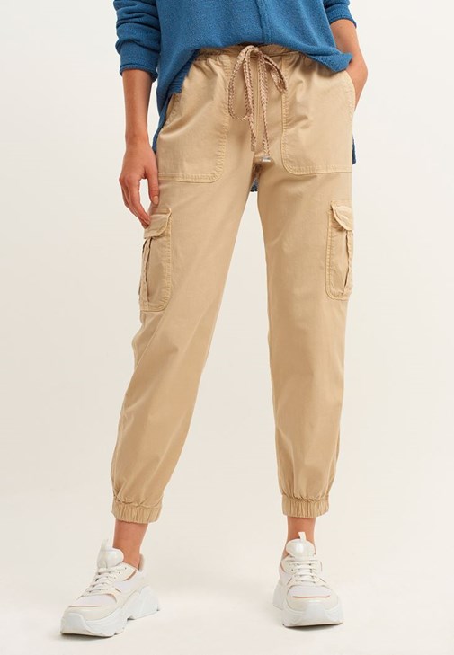 Pamuklu V-Neck Tişört ve  Kargo Jogger Pantolon Kombini