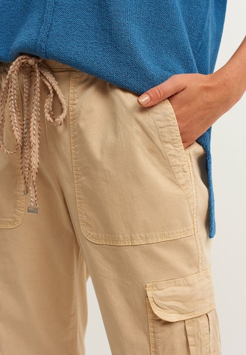 Pamuklu V-Neck Tişört ve  Kargo Jogger Pantolon Kombini