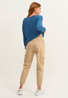 Pamuklu V-Neck Tişört ve  Kargo Jogger Pantolon Kombini