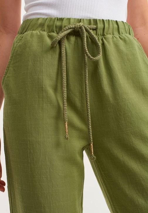 Carrot-Fit Pantolon ve  Toka Detaylı Atlet Kombini