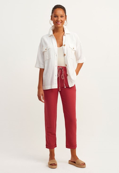 Cepli Gömlek ve Bağcıklı Pantolon Kombini