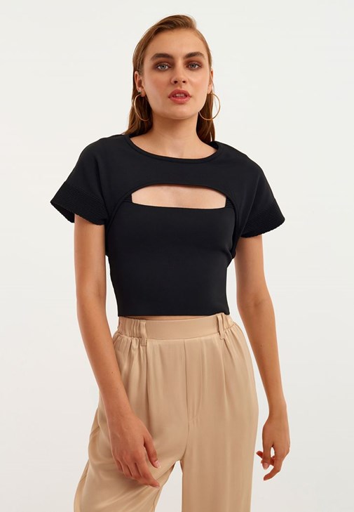 Siyah Cut-Out Detaylı Triko Top