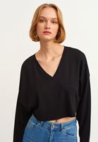V Yaka Crop Kazak ve Slim-Fit Denim Pantolon Kombini