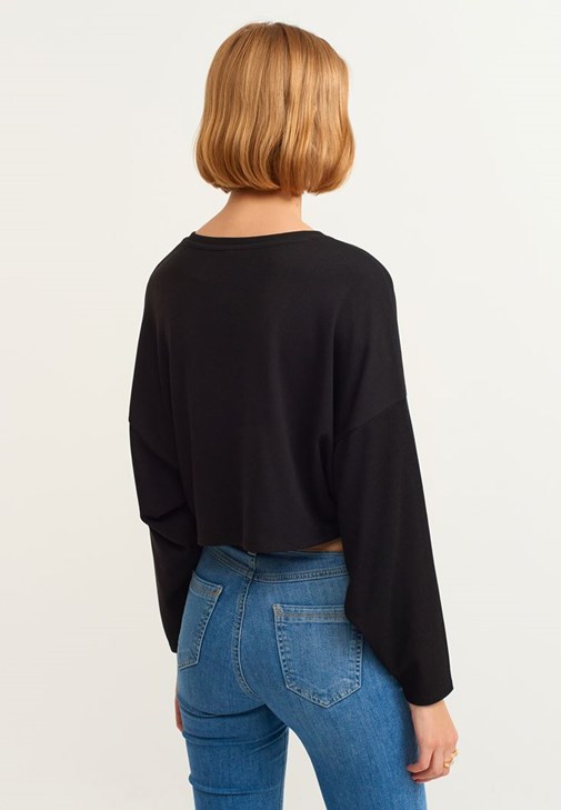 V Yaka Crop Kazak ve Slim-Fit Denim Pantolon Kombini
