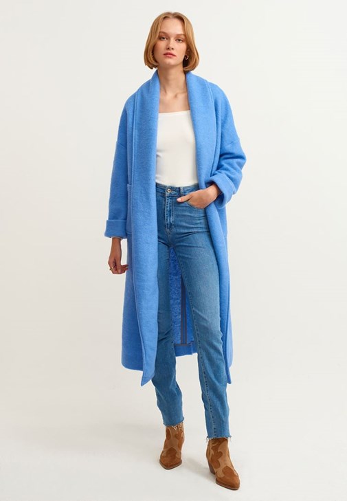 Dantel Askılı Kazak ve Slim-Fit Denim Pantolon Kombini