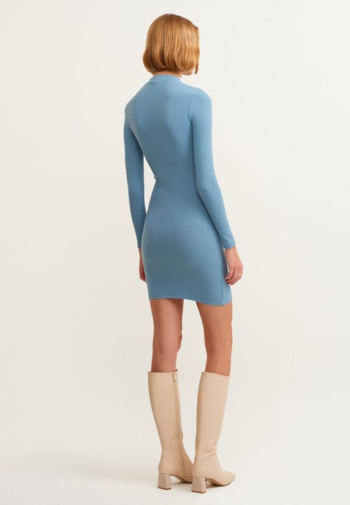 Triko Mini Elbise ve Uzun Çizme Kombini