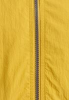 Kapüşonlu Yağmurluk ve Straight-Fit Pantolon Kombini