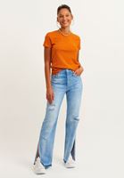 Zero-Neck Tişört ve Denim Pantolon Kombini