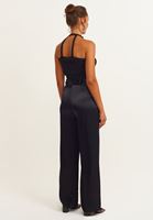 Yaka Detaylı Bluz ve Kemer Detaylı Pantolon Kombini