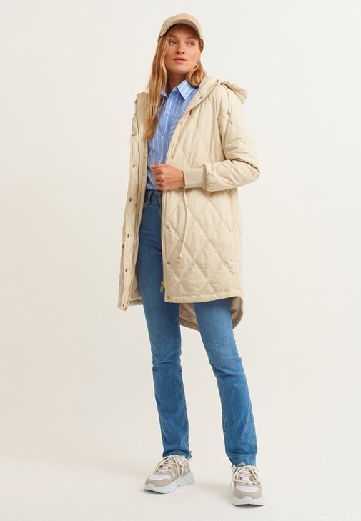 Kapüşonlu Kapitone Mont ve Slim-Fit Denim Pantolon Kombini