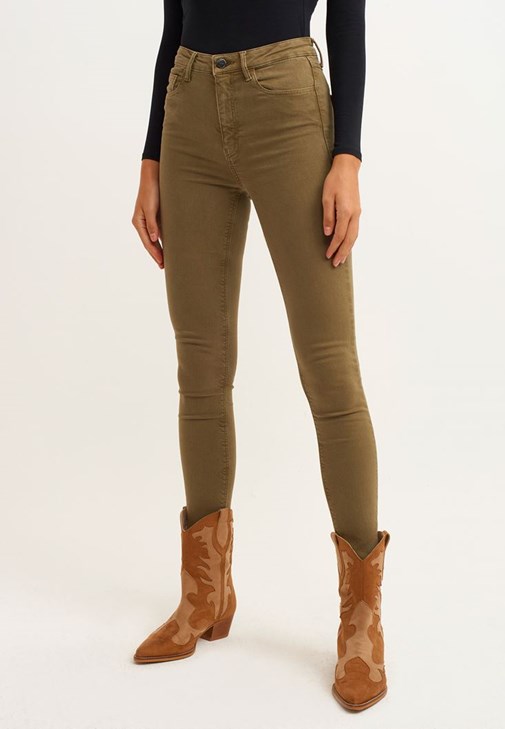 Triko Hırka ve Skinny Pantolon Kombini