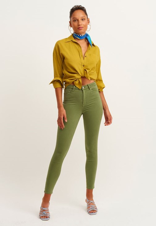 Skinny Pantolon ve Oversize Gömlek Kombini