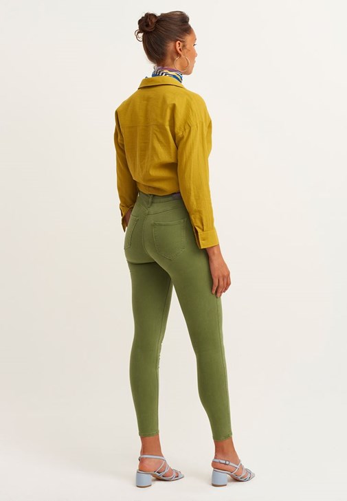 Skinny Pantolon ve Oversize Gömlek Kombini