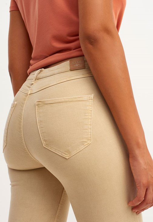 Skinny Pantolon ve V Yaka Tişört Kombini