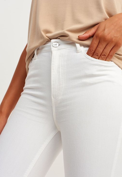 Toparlayıcı Etkili Skinny Pantolon ve V Yaka Tişört Kombini