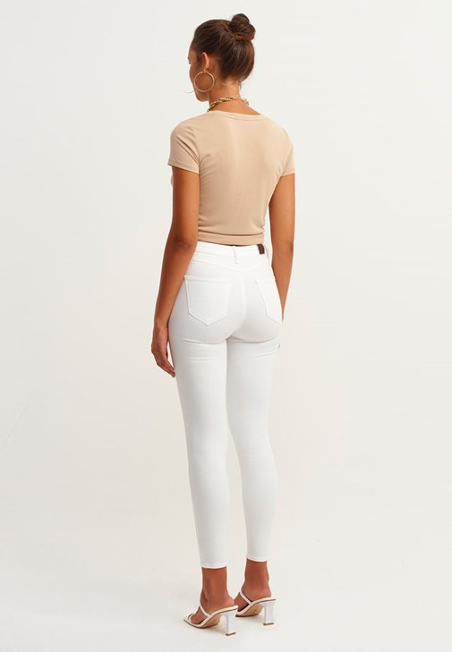 Toparlayıcı Etkili Skinny Pantolon ve V Yaka Tişört Kombini