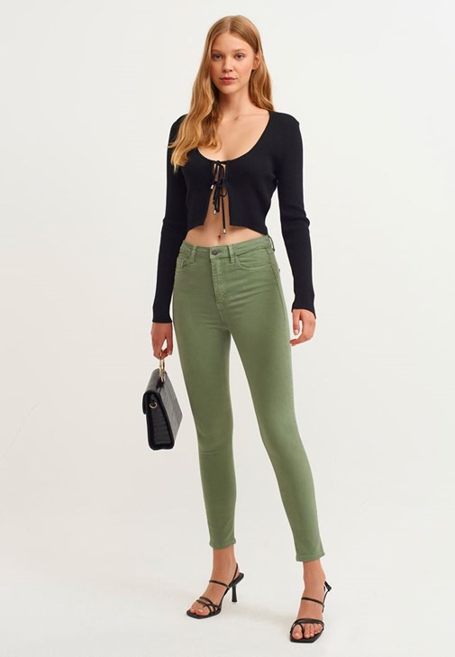 Toparlayıcı Etkili Skinny Pantolon ve Crop Triko Hırka Kombini