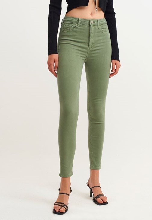 Toparlayıcı Etkili Skinny Pantolon ve Crop Triko Hırka Kombini