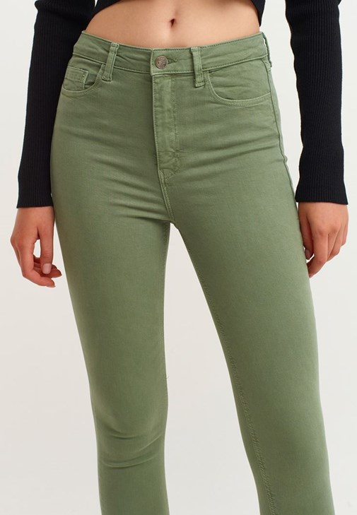 Toparlayıcı Etkili Skinny Pantolon ve Crop Triko Hırka Kombini