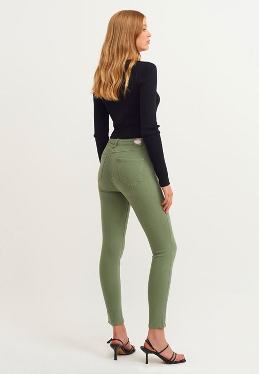 Toparlayıcı Etkili Skinny Pantolon ve Crop Triko Hırka Kombini