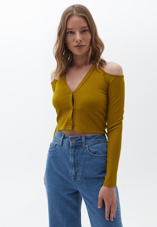 Düğmeli Crop Hırka ve Pileli Mini Şort Kombini
